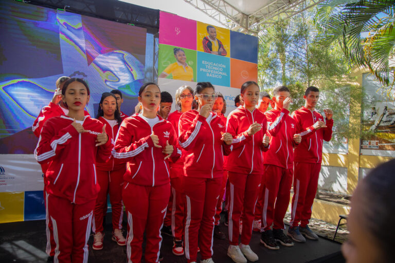 Adolescentes con discapacidad interpretan himno nacional