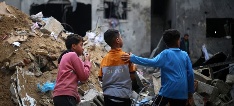 UNICEF/Eyad El Baba Niños observando la destrucción de viviendas en la ciudad de Rafah, en el sur de Gaza.