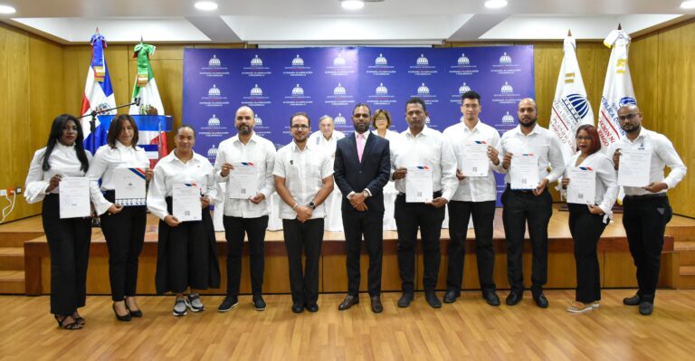 Autoridades entregan certificados a técnicos formados. (1)