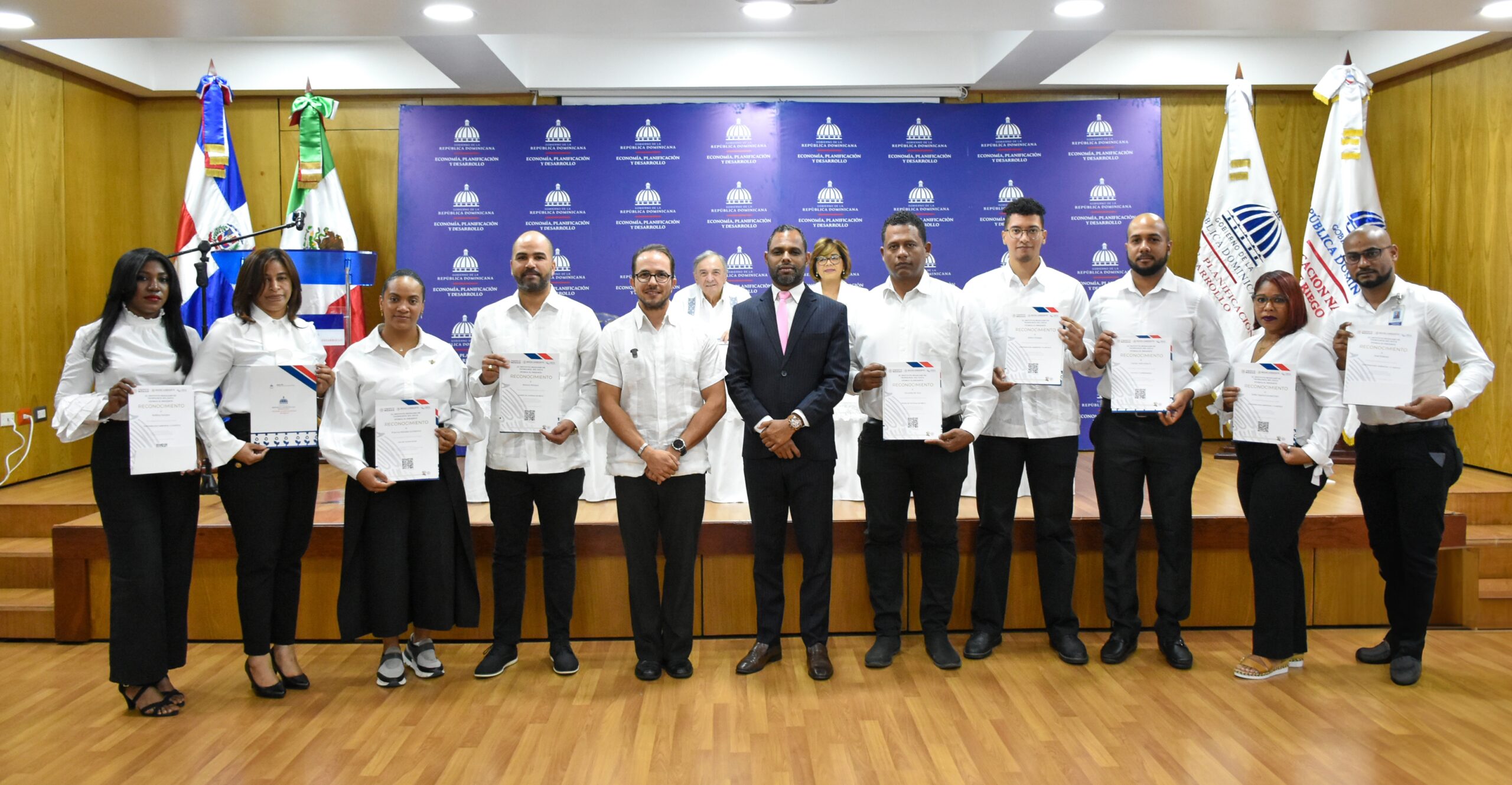 Autoridades entregan certificados a técnicos formados. (1)