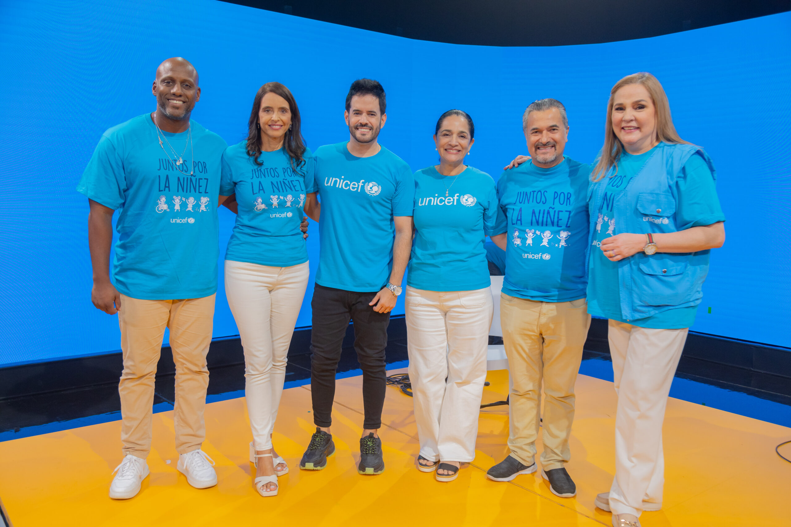 Enrique Quailey, Cristina Alonso, Manny Cruz, Anyoli Sanabria, Carlos Carrera y Jatnna Tavarez