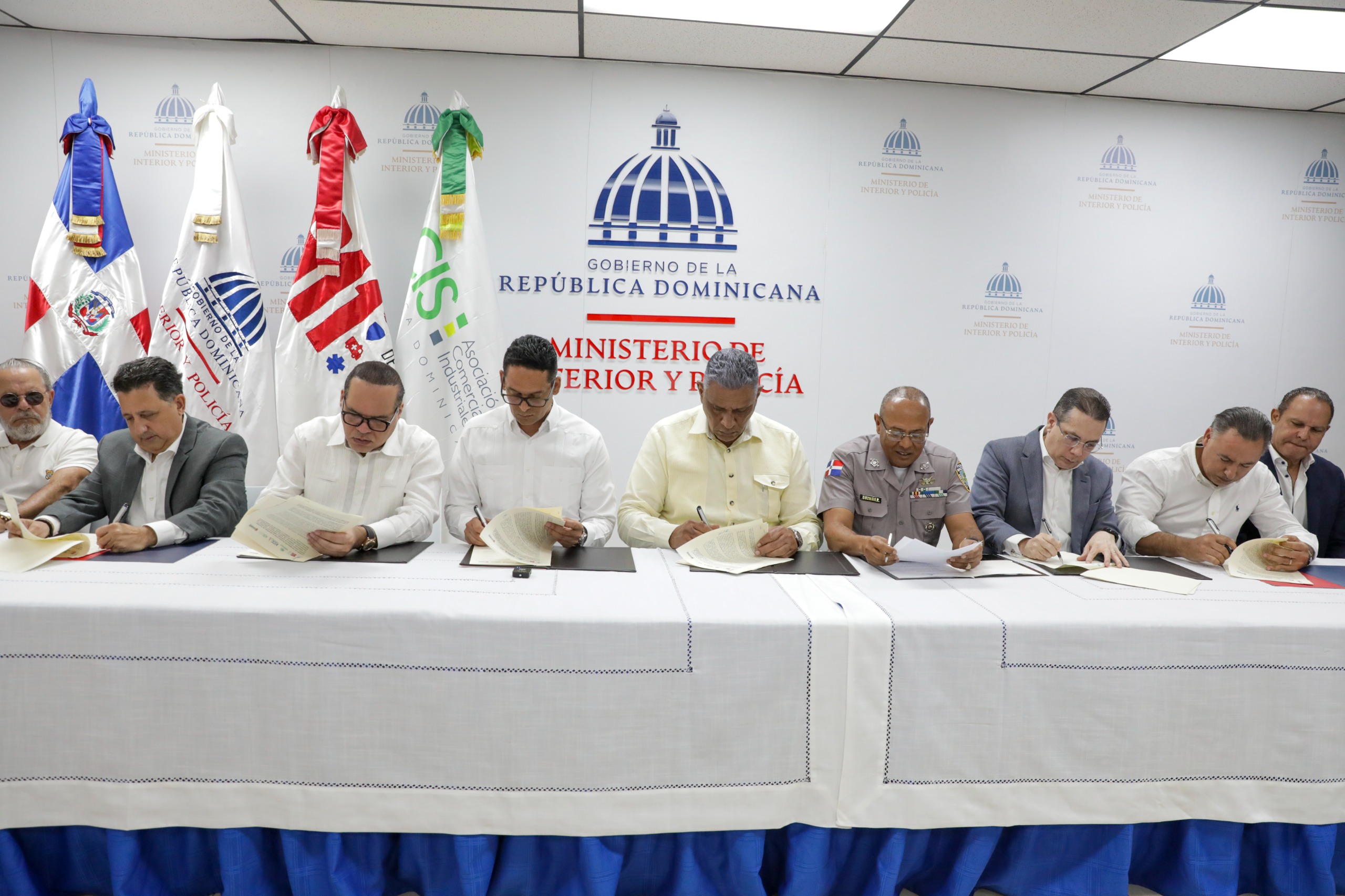 Firman convenio mediante el cual se agregarán cámaras del sector privado...