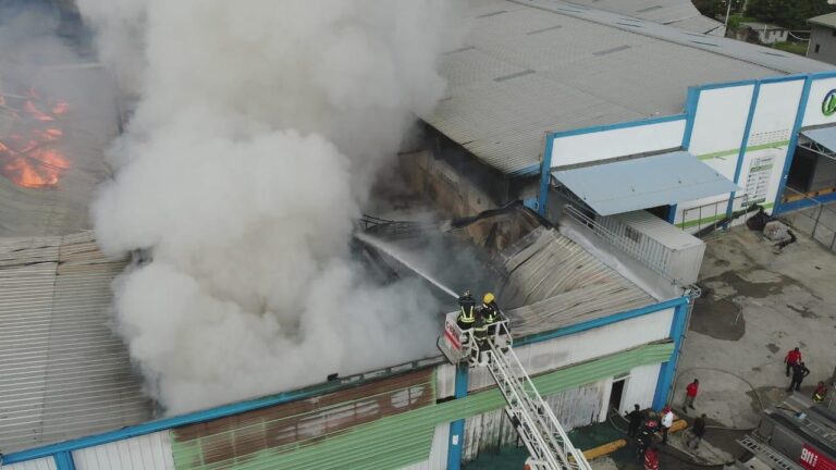 Aseguran uso de drones resultó vital para controlar incendio en nave ind...