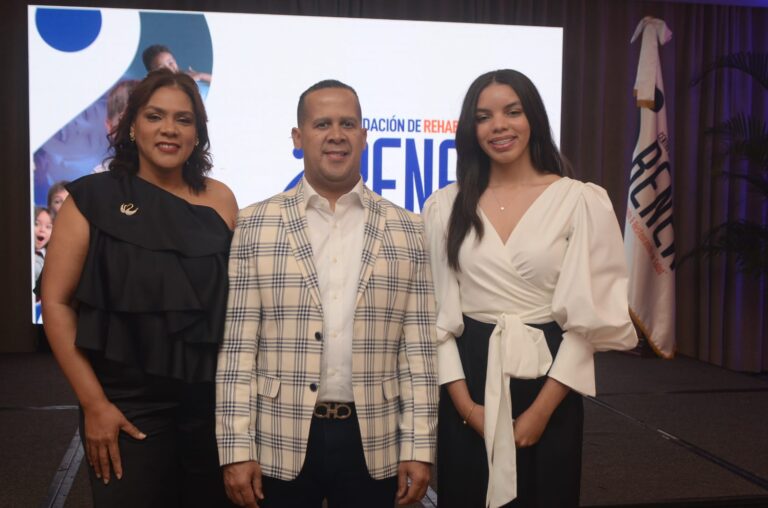 Patricia Turbi, Reinaldo Ferrer y Fernada Rojas (principal)