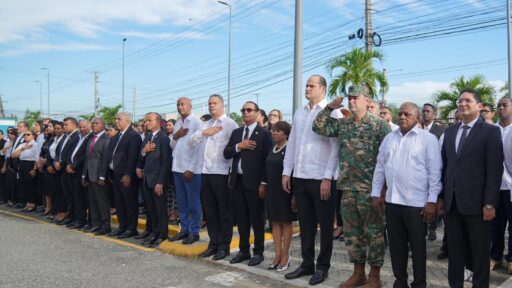 Director de Promese junto a personal de esa institución