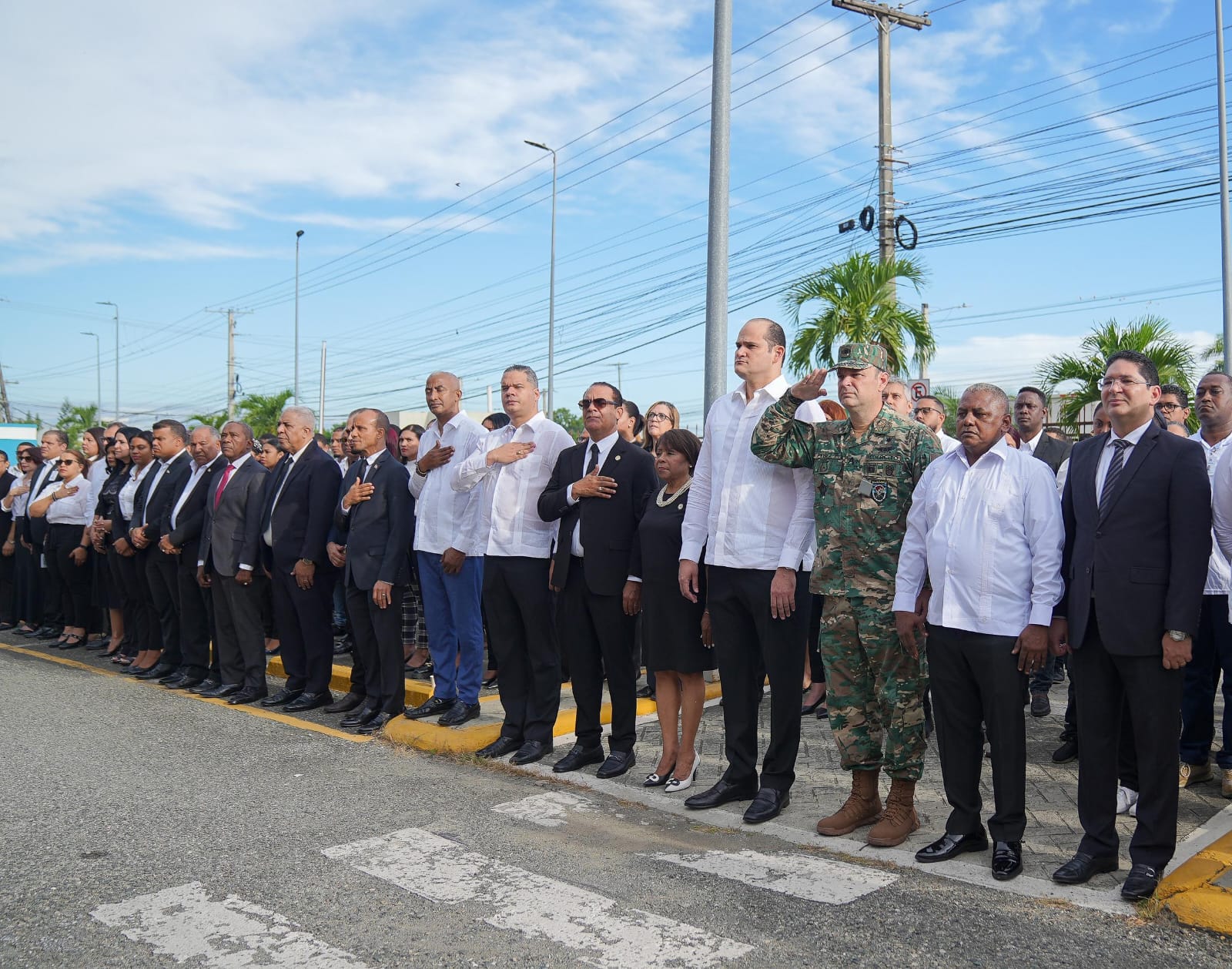 Director de Promese junto a personal de esa institución