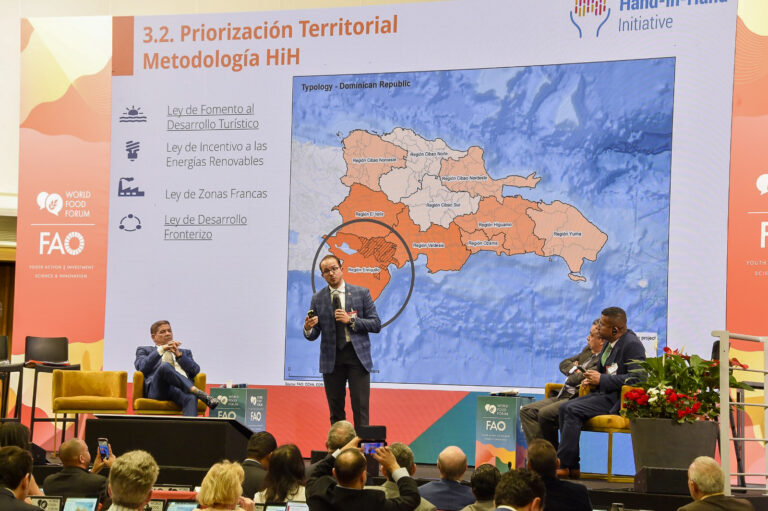 El director de TNR, Claudio Caamaño, y el ministro de Agricultura, Limber Cruz durante la presentación en el Foro de la FAO