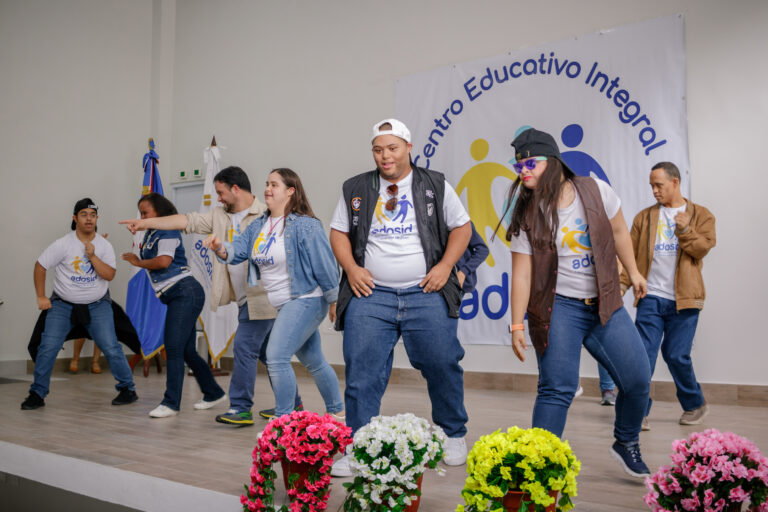 El grupo de danzas de ADOSID deleitó a los presentes con un baile