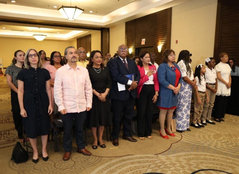 Parte de las autoridades asistentes