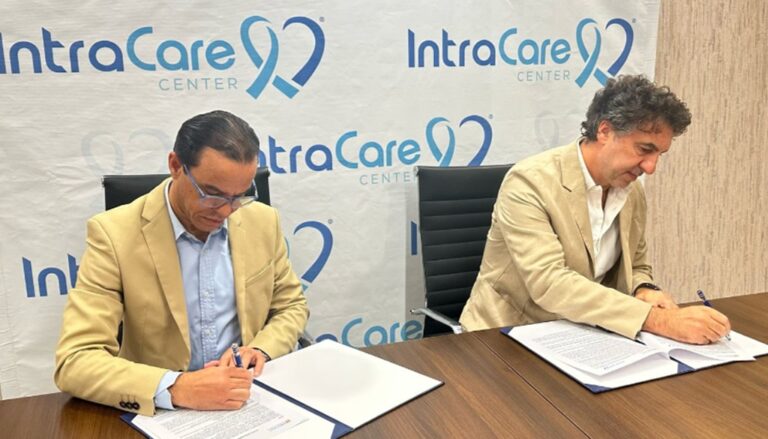 Mario Furcal, director del IntraCare junto y Leonardo Ostropolsky, gerente regional y gerente comercial de Radonic durante la firma (1)