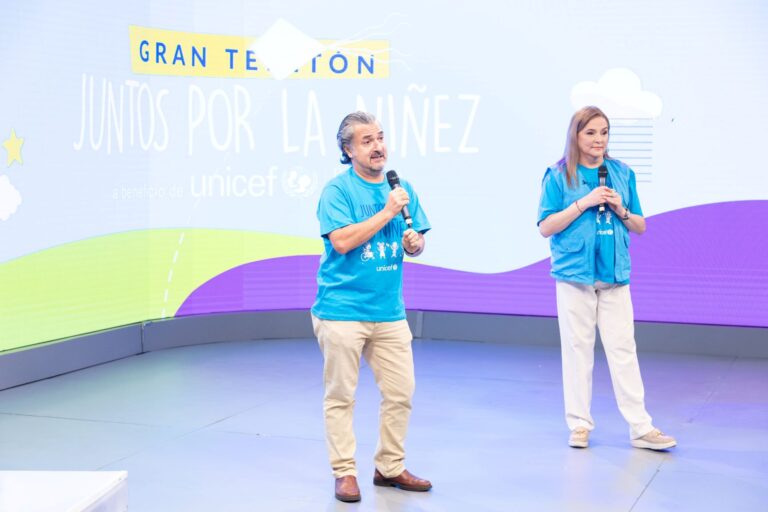 Carlos Carrera, representante de UNICEF y Jatnna Tavárez (Embajadora Nacional de UNICEF RD)-