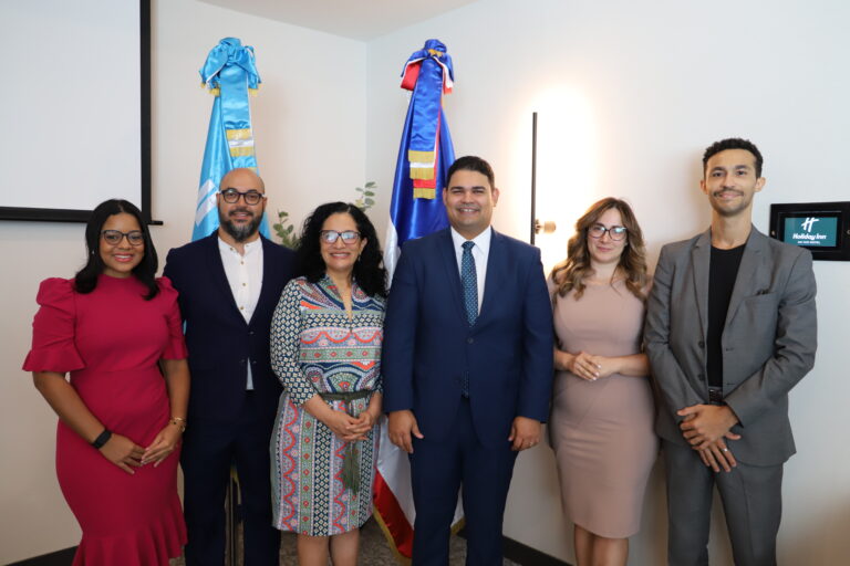 Autoridades de UNICEF y SIUBEN durante la actividad