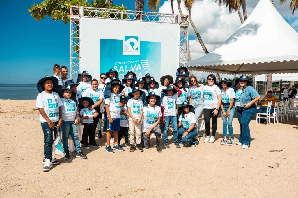Dominicana de Seguros impulsa jornada de limpieza en la playa Montesinos (2)