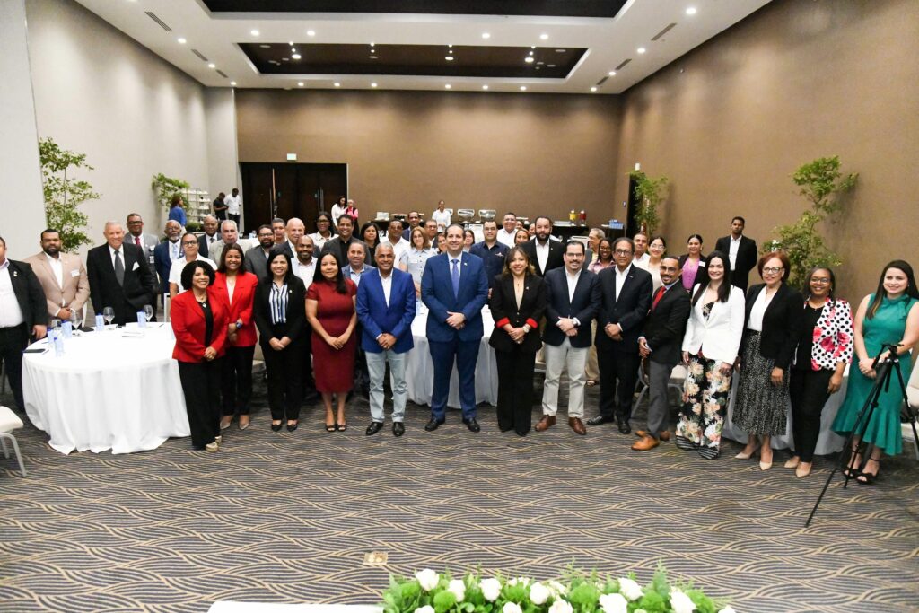 Ministro de Salud Victor Atallah con periodistas