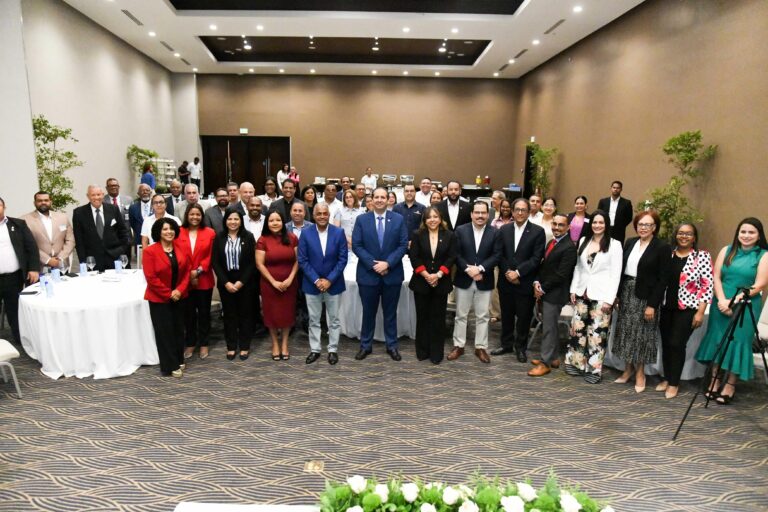 Ministro de Salud Victor Atallah con periodistas