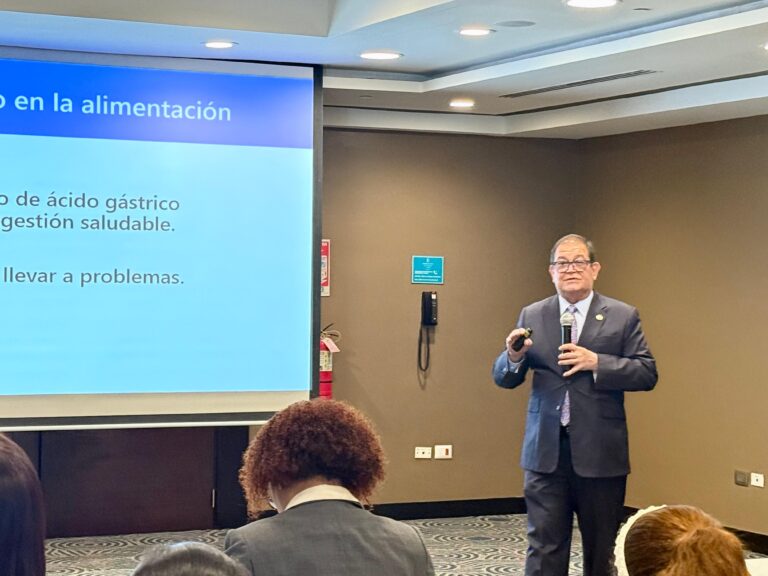 Gastroenterólogo dominicano Alberto Santana