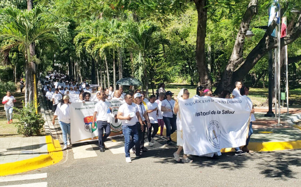 Participantes en la caminata Un Paso por la Salud Mental que cerró la Semana por la Salud Mental 2025