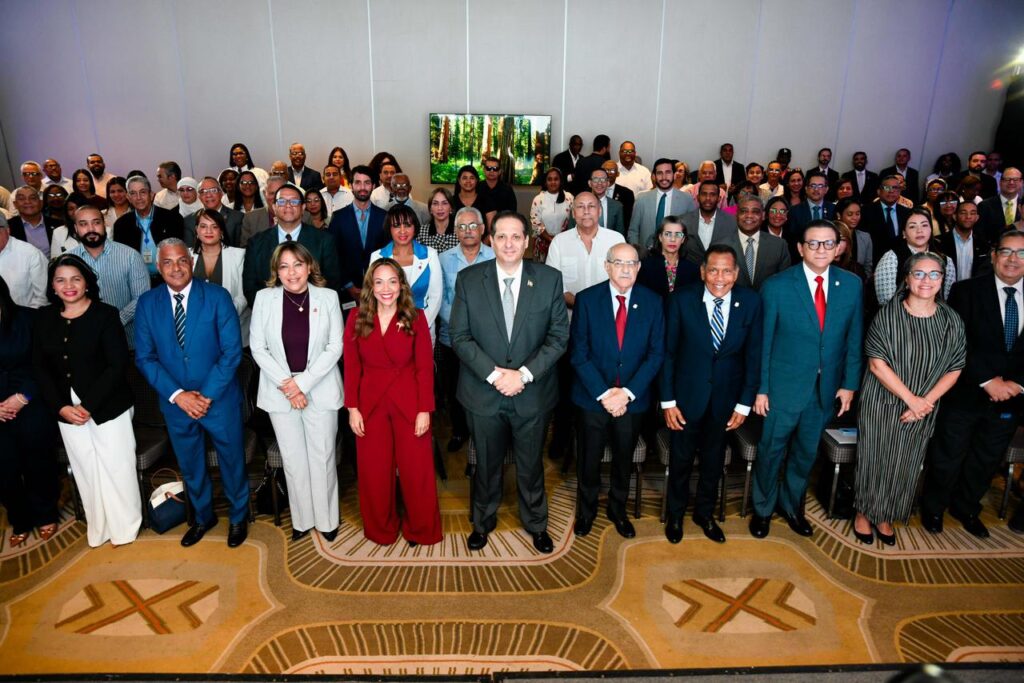 Autoridades de Salud junto a invitados al lanzamiento de resultados Censo