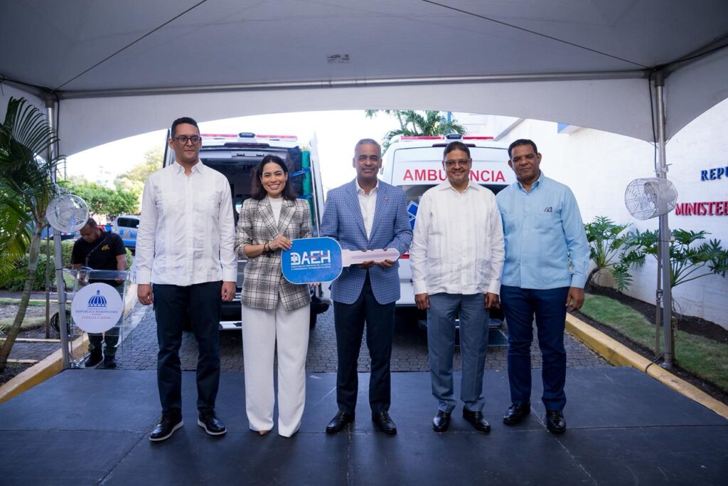 El ministro Joel Santos encabeza el acto de entrega de las ambulancias facilitadas por el Sistema 9-1-1 y la DAEH para fortalecer la atención extrahospitalaria en Barahona y Montecristi.