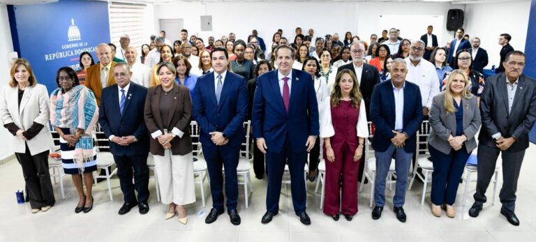 ministro y funcionarios