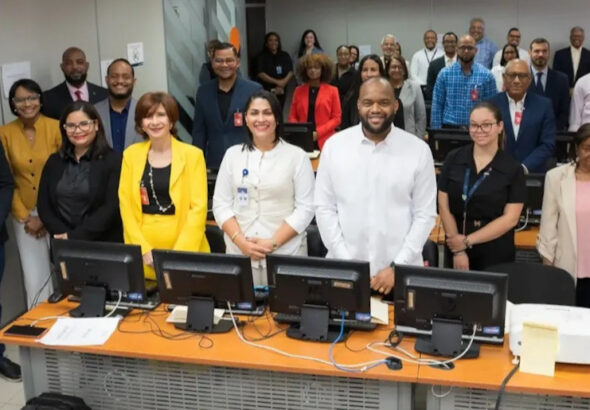 Autoridades y participantes presentes en el taller