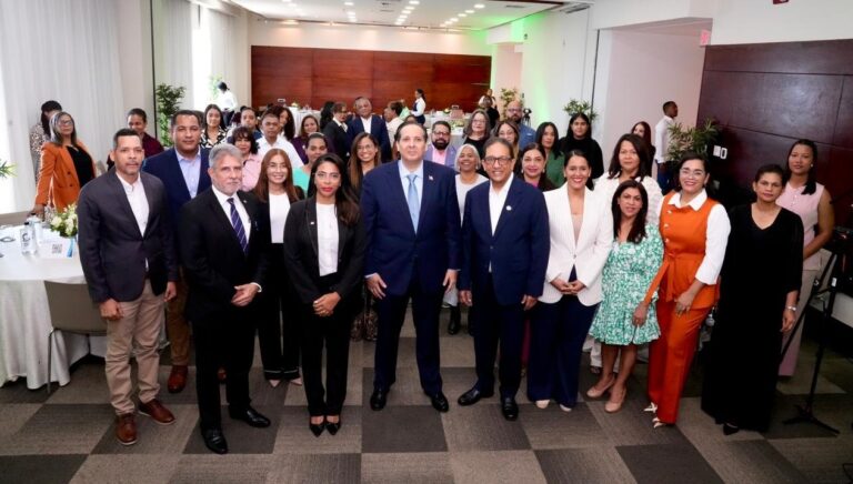 ministro junto a particpantes