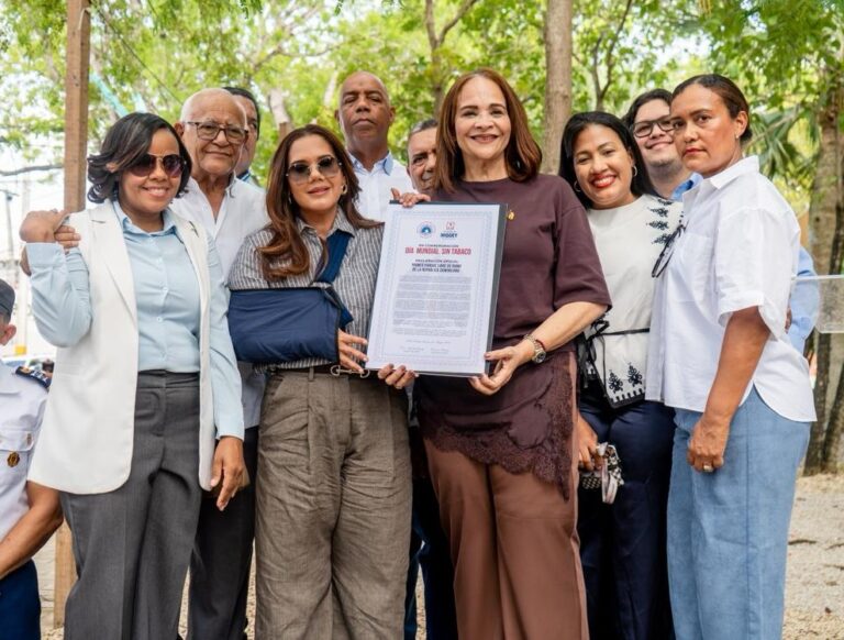 Dra. Maribel Jorge y Karina Aristy proclaman Parque Libre de Humo