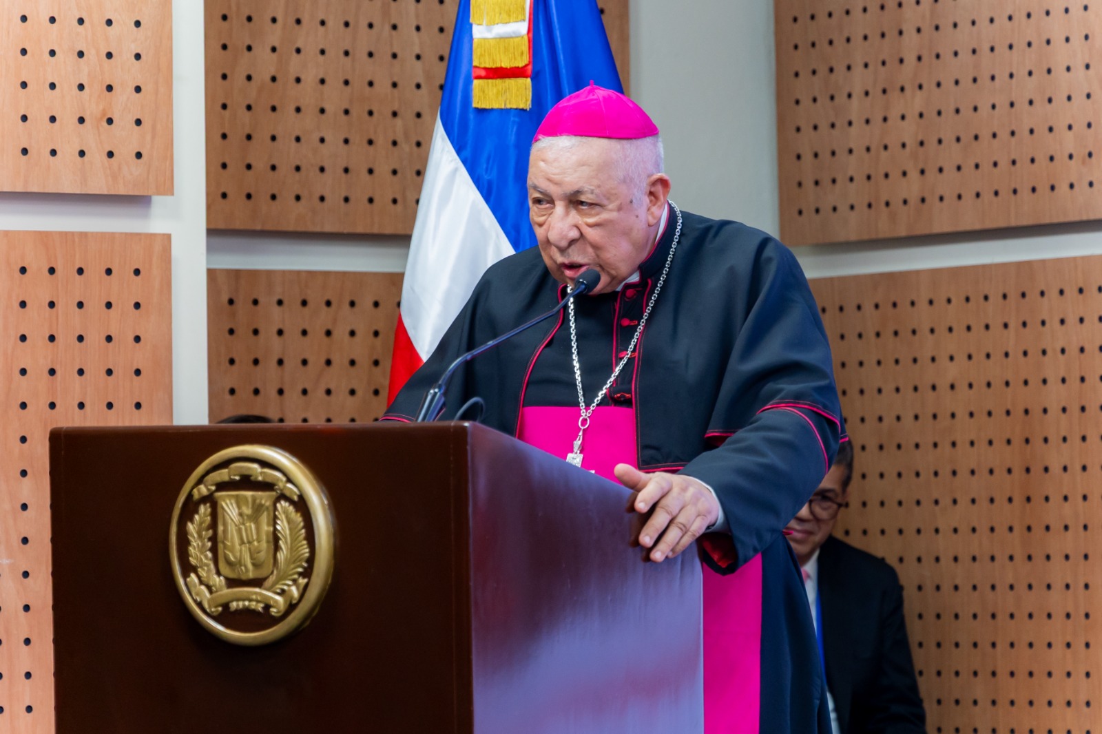 Monseñor Ramón Benito de la Rosa y Carpio durante el homenaje del Senado