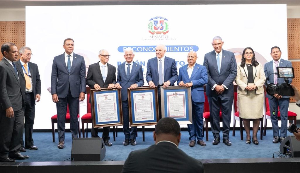 Senado-reconoce-a-medicos-1024x591-1.jpeg